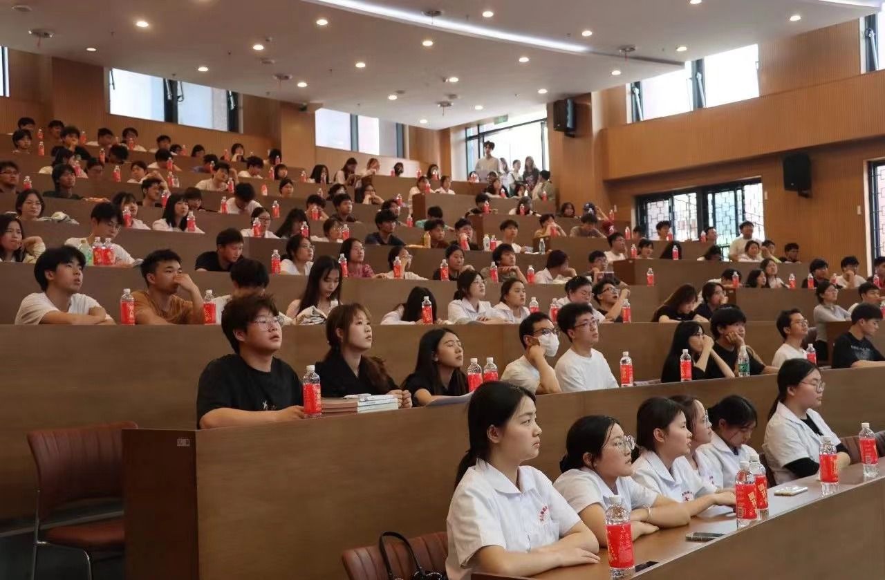 孝感市第六届登山大会,美珈志愿者接受了这样的培训…… ​